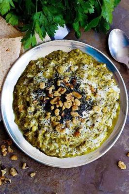  Kashke Bademjan: An Umami-Rich Symphony of Smoky Eggplant and Tangy Yogurt Sauce!