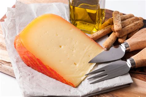  Queso de Mahón!  The Aromatic, Tangy Spanish Cheese That Will Melt Your Heart (and Your Palate)